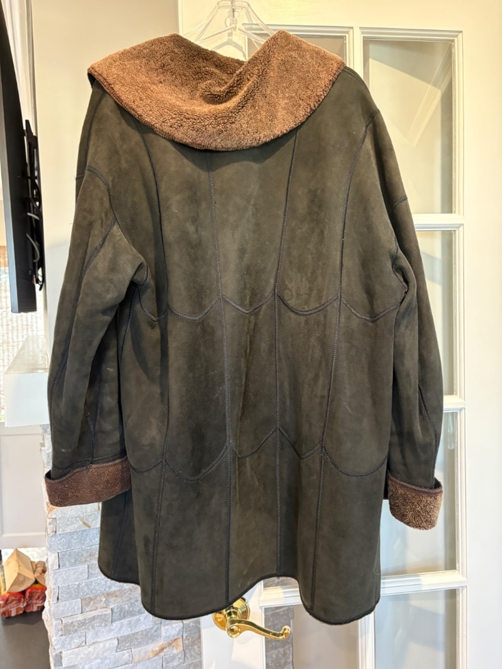 Vintage Shearling Sheepskin Coat – Black and Brown | Cozy Luxe - Picture 3 of 3